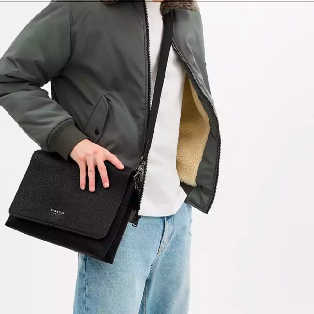 NWOT. Coach Caleb Messenger bag.